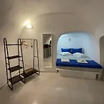 Domestic Cave House In Oia Santorini Semesterbostad Foinikiá