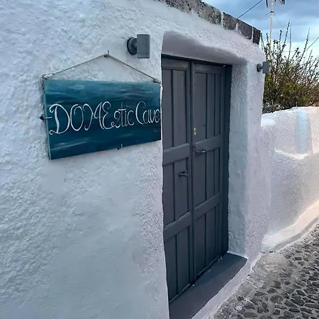 Domestic Cave House In Oia Santorini Foinikiá