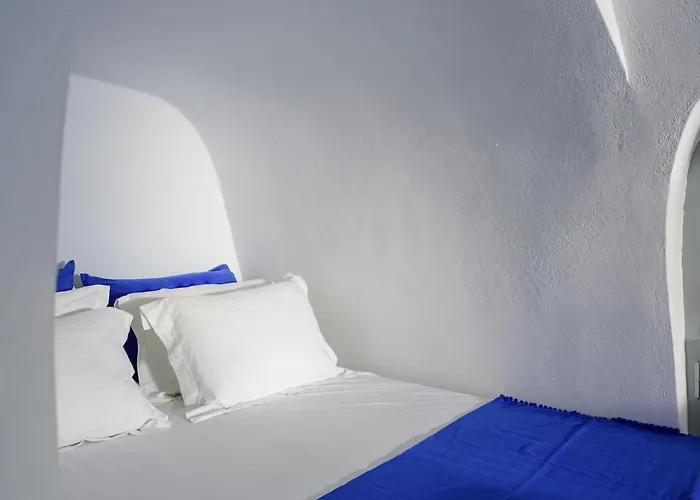 Domestic Cave House In Oia Santorini Foinikiá