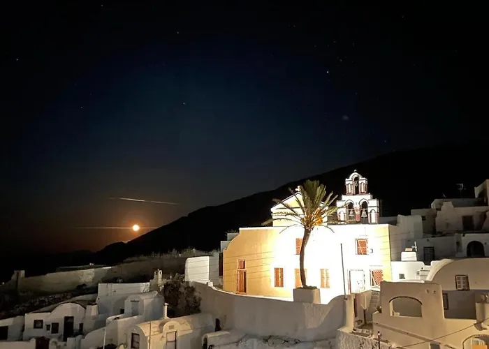 Domestic Cave House In Oia Santorini Foinikiá