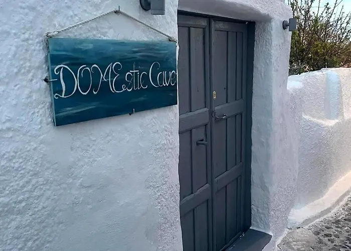 Domestic Cave House In Oia Santorini Foinikiá