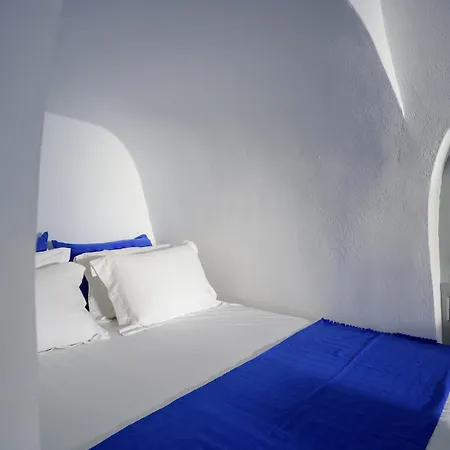 Domestic Cave House In Oia Santorini Φοινικιά